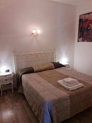 a bedroom with a bed and a lamp on the wall at Bilocale vicinissimo 50m mare in Levanto