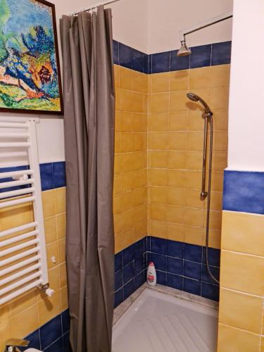 a bathroom with a shower with a tub at Bilocale vicinissimo 50m mare in Levanto