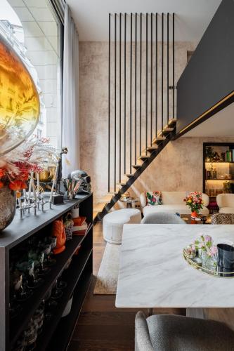 une salle à manger avec une table et des chaises dans l'établissement Veeve - Contemporary Excellence, à Paris