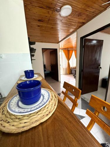 a table with two blue bowls on top of it at La posada del gordo para 10 personas in Quimbaya
