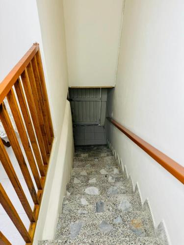 an empty hallway with a staircase in a room at La posada del gordo para 10 personas in Quimbaya