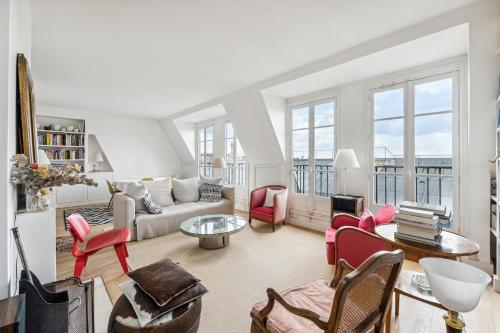 un salon avec un canapé et des chaises dans l'établissement Veeve - The Bibliophile’s Haven, à Paris