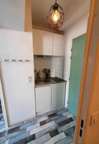 une cuisine avec un évier et un comptoir dans l'établissement Studio bleu festival 2025, à Avignon