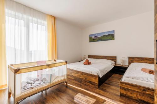 una camera con due letti e un acquario di HP APARTMÁNY SKIAREÁL- Buková Hora v Orlických horách 100 m od lanovky a Červená Voda