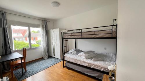 une chambre avec un lit superposé et un bureau dans l'établissement Supprimé STOP, à Le Perreux-Sur-Marne