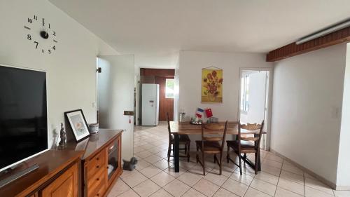 une cuisine et une salle à manger avec une table et une télévision dans l'établissement Supprimé STOP, à Le Perreux-Sur-Marne