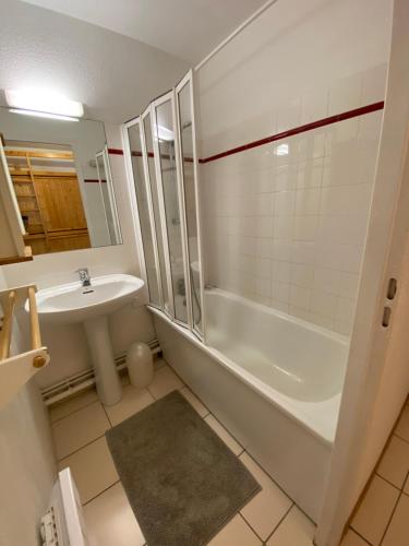 une salle de bain avec une douche, un lavabo et une baignoire dans l'établissement 1 Bedroom appt with mountain views, à Les Deux Alpes