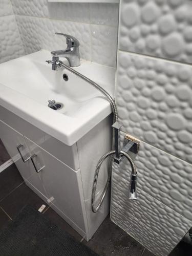 a bathroom with a sink and a faucet at City Centre 2 Bed 2 Bath 5 guest with Cheapest overnight Car park Entrepreneur Stays in Leicester