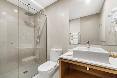 a bathroom with a sink and a toilet and a shower at Ciloms Airport Lodge Melbourne Airport in Melbourne