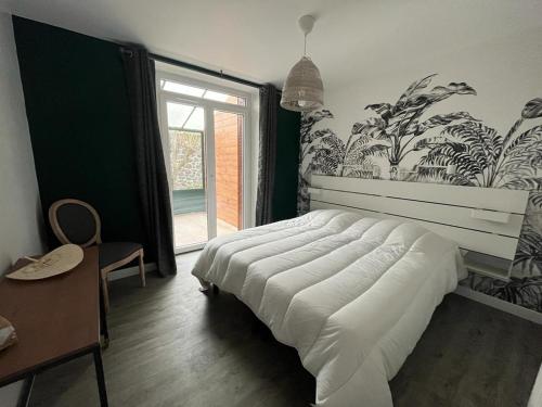 une chambre avec un lit et une grande fenêtre dans l'établissement Gîte de la Découverte Le Randonneur, à Besse-et-Saint-Anastaise