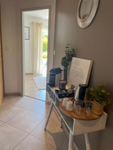 une cuisine avec une table et une table avec une cuisinière dans l'établissement Chambre By Kastella, à Vertou