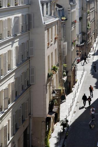 Nest in Paris