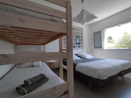 une chambre avec deux lits superposés et une fenêtre dans l'établissement Villa Katiris, à Porto-Vecchio
