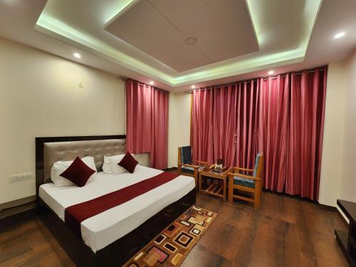 Postel nebo postele na pokoji v ubytování Hotel Royal Cedar Simla