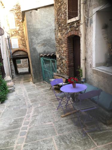 Logement neuf centre du village aux pieds du château