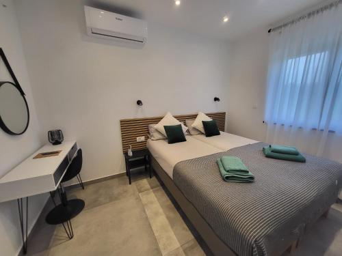 ein Schlafzimmer mit einem Bett und einem Schreibtisch und einem Schreibtisch in der Unterkunft Apartman Tanja & Apartman Tea in Galižana
