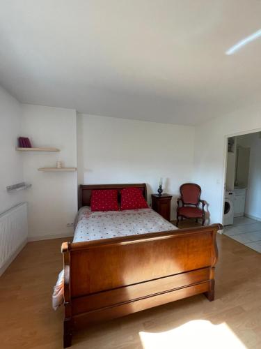 - une chambre avec un lit doté d'oreillers rouges dans l'établissement T4 Chartrons Ravezies, à Bordeaux