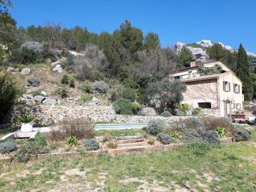 une maison au sommet d'une colline avec une cour dans l'établissement Maison avec piscine au coeur de la Provence, à Roquevaire