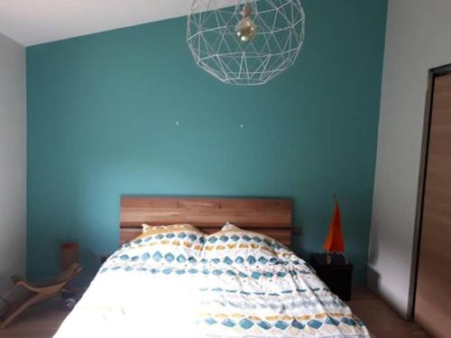 - une chambre bleue avec un lit et un mur bleu dans l'établissement Maison avec piscine au coeur de la Provence, à Roquevaire