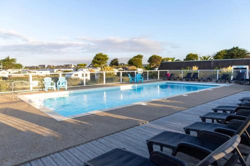 - une piscine entourée de chaises longues dans l'établissement Mobil Home XXL 4 chambres - Camping La Baie de Ploemeur, à Ploemeur