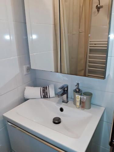 une salle de bain avec un lavabo blanc et un miroir dans l'établissement Romantic house Golfe Juan, à Vallauris