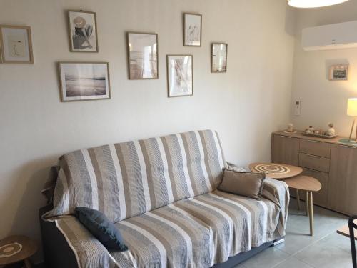 un salon avec un canapé et une table dans l'établissement LouEva, à Mimizan