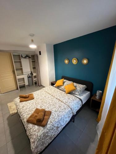 une chambre avec un lit avec deux serviettes dessus dans l'établissement Appartement coeur du village, à Villes-sur-Auzon