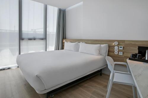 Ένα ή περισσότερα κρεβάτια σε δωμάτιο στο B&B HOTEL Porto Gaia