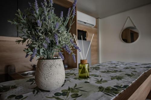 Postel nebo postele na pokoji v ubytování CHARTA mobile home Larus