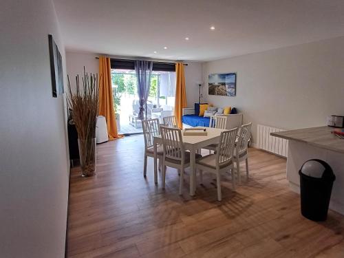 une cuisine et une salle à manger avec une table et des chaises dans l'établissement Maison du Moulin, à Yvrac