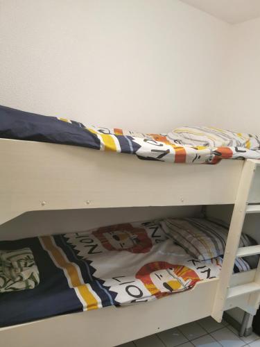 - un lit superposé avec une couette au-dessus dans l'établissement Studio Cap d'Agde, au Cap d'Agde