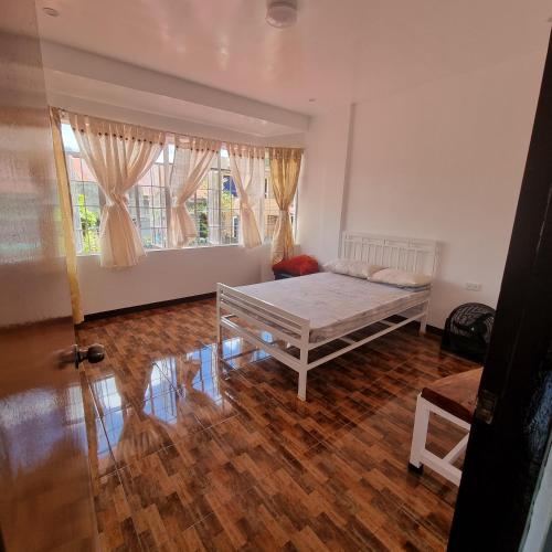 Ένα ή περισσότερα κρεβάτια σε δωμάτιο στο Bahay Ko spacious house in Sariaya Quezon