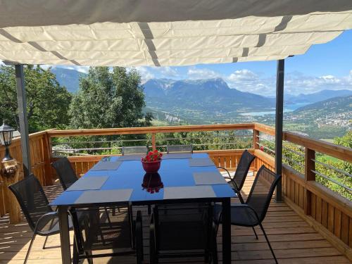 Vista generica sulle montagne o vista sulle montagne dall'interno del bed & breakfast