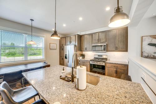 Fotografie z fotogalerie ubytování Private Hot Tub Newly Built Fraser Townhome v destinaci Fraser