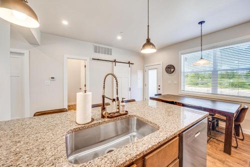 una cucina con un lavello e un bancone di Private Hot Tub Newly Built Fraser Townhome a Fraser