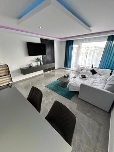 Televisyen dan/atau pusat hiburan di Luxus Apartment am Dreiburgenblick