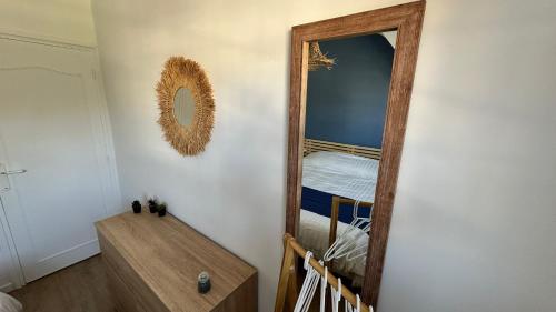 - un miroir mural dans l'établissement Maison de Tara à la mer, à Étaples