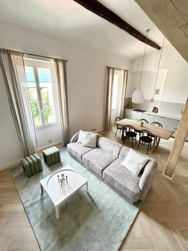 un salon avec un canapé et une table dans l'établissement Luxury Loft in Central Marseille, à Marseille
