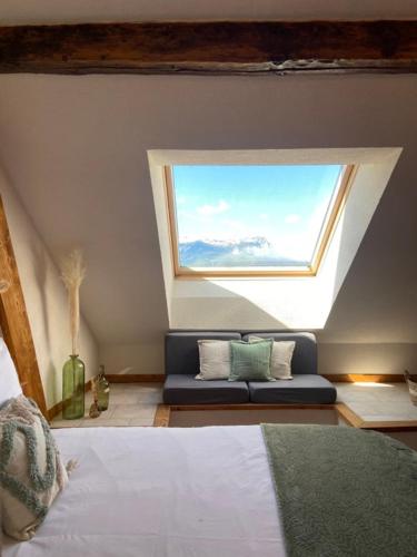 une chambre avec une fenêtre avec un canapé dans une pièce dans l'établissement La Grange - Camping le Mont Orel, à Saint-André-dʼEmbrun