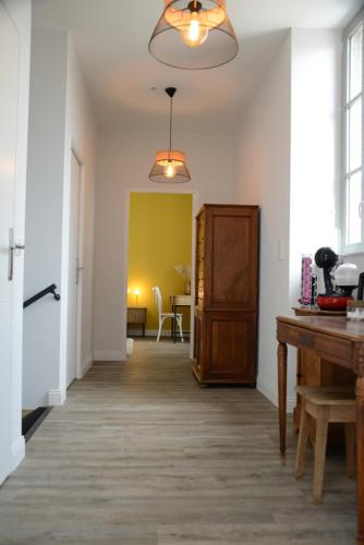 un couloir avec une salle à manger et une table dans l'établissement Chambres d'hôtes Les Tisserands, à Charlieu