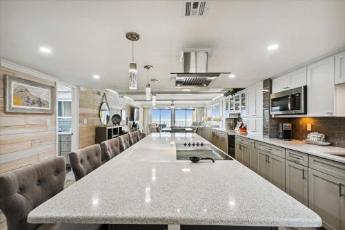 Η κουζίνα ή μικρή κουζίνα στο Surf Dweller 610- by Holiday Isle Properties