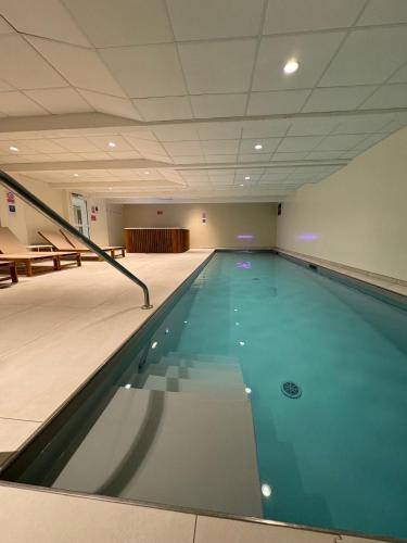 - une piscine dans une grande pièce dans l'établissement Kyriad Saumur Hyper Centre Hôtel, Appartements, Séminaires et SPA soins Sothys Paris, à Saumur
