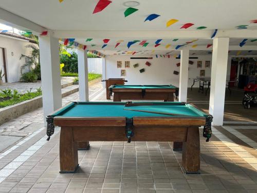 zwei Billardtische in einem Pavillon mit Flaggen in der Unterkunft Portal de Gravatá para até 6 pessoas - Térreo in Gravatá