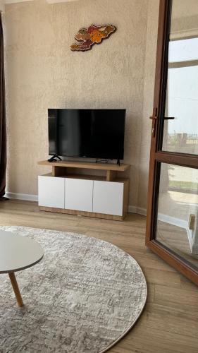 TV a/nebo společenská místnost v ubytování взморе сити