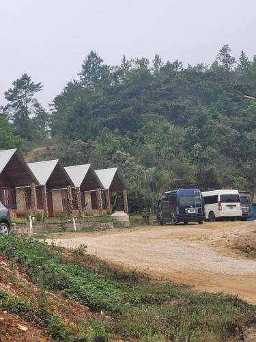 a group of houses with cars parked in front of them at Cabañas la frontera tziscao in La Trinitaria