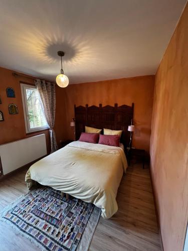 une chambre avec un grand lit et un tapis dans l'établissement Gîte de charme pour 6 personnes à Apt, à Apt