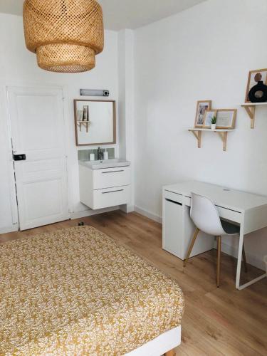 une chambre avec un bureau et un lit et un bureau dans l'établissement Appartement Triplex Gare Angers, à Angers