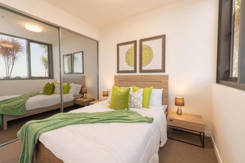 布里斯班One bed Apt at Southbank with Rooftop Pool and Carpark的有两张床和两扇窗户的卧室