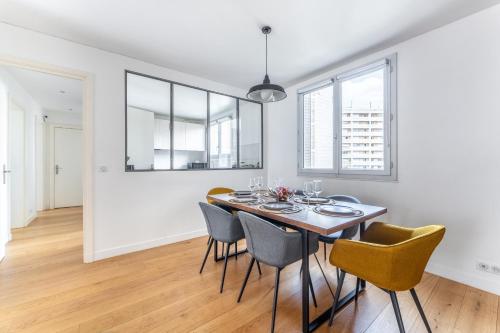 une salle à manger avec une table et des chaises dans l'établissement Paris 16 - Appartement entier - Chez Penny, à Paris