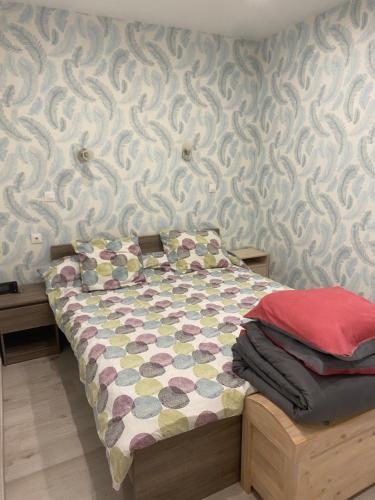 - un petit lit dans une chambre avec un mur dans l'établissement Maison rade, à Cherbourg en Cotentin